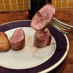 メッシタ - （2014年9月初訪問）鴨胸肉（2500円）鴨胸肉…が、一枚丸々だ！