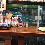 メッシタ - （2014年9月初訪問）カウンター蚤12席の店内は、こじんまりとしている。