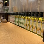 ハタケカフェ - カウンター前のオリーブオイル