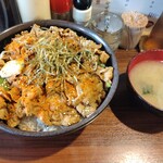 丼達 水道橋店 - 白いのはトッピングのバター