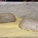 Pizzeria Cor a Cor - ドゥーがセモリナ粉の上にのって出番です