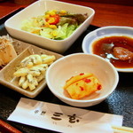 串焼 三玄 - ランチの前菜２品、キムチ、サラダ、スープ、味噌入りの特製タレ