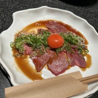 個室 和牛焼肉 吟 難波店 - 写真の和牛炙りユッケよりミルフィーユをおすすめ