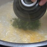 水たき 長野 - ネギを散らします