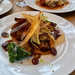 「ミシュカ」キッチン＆バー - パプリカ風味のポテト、豚スペアリブ、きゅうりのサラダ(スペアリブなのに脂っこくない、ジューシーでした。ニンニクが効いていて◎)