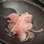 厚切り牛タン 焼肉 一心たん助 - 前菜三種（オニオンピクルス）