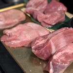 厚切り牛タン 焼肉 一心たん助 - 牛タン⑥種盛り合わせ（厚切たん / 上タン塩 黒 / 上タン塩 白 / 仙台牛タン / 厚切り仙台牛タン / タンサガリ味噌 ）