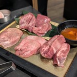 厚切り牛タン 焼肉 一心たん助 - 牛タン⑥種盛り合わせ（厚切たん / 上タン塩 黒 / 上タン塩 白 / 仙台牛タン / 厚切り仙台牛タン / タンサガリ味噌 ）
