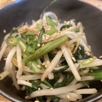 Izakaya Suzuno - 春菊にんにく炒め300円