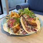 Ron Herman cafe - Baja フィッシュタコス
      フライドフィッシュ/スモーキーチーズポテト/サラダ