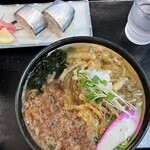 大洋うどん 鯖寿司 - 料理写真:(大盛)肉こぼ天うどん(940円)と鯖寿司(一皿)(300円)