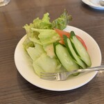 トラットリア ヴァレンチノ - きゅうり左奥に見えるのが絶品ドレッシング！