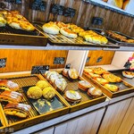 石窯パン工房 ぱぱぱーん - お店にはパンがずらり