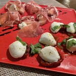 イタリア料理 エ・ヴィータ - 生ハム桃マスカルポーネとカプレーゼブッファラ。トマトがうめー