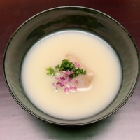 徳ㇵ本也 - 玉葱と鰹出汁のすり流し　桑名の蛤と甘海老と枝豆