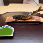 徳ㇵ本也 - 鮎の炭火焼き