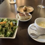 リストランテ カルド - アミューズ、サラダ、じゃがいものビシソワーズ、フォカッチャ