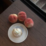 and moon - 期間限定　白桃丸ごとケーキ　850円