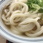 いきいきうどん - 角のはっきりした麺、
硬すぎることなく、程よい感じのコシ！
出汁は薄めながら、あと引く風味が心地よい。