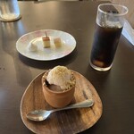 リストランテ カルド - デザートのモモのジェラート、アイスコーヒー、サービスの焼き菓子:メレンゲ、フィナンシェ、レモンのケーキ
