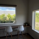 いちご農家Cafe Goccia - 店内は白を基調とし、大きな窓から見える景色が素晴らしい