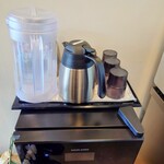 うな賀 - カウンター左端向かいの"出汁"ポット。