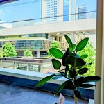 うな賀 - 扉の正面はパノラマ風景。正面に"新国立劇場"が見えます。