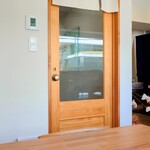 うな賀 - 店舗の扉、内側。