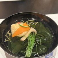 日本料理 湯木 心斎橋店 - えびしんじょうの入ったお吸い物めちゃ美味しい