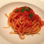★8　シンプルなトマトソースのスパゲッティーニ　フレッシュバジル添え
