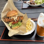 cafe&ジビエ - 料理写真:ボリューム満点の鹿カツバーガーの勇姿（≧∇≦）