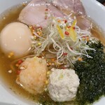 和のだしごとう - （具）海苔、ネギ、鶏つみれ、海老つみれ？、あられ、柚子、チャーシュー、味玉