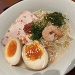 和のだしごとう - （具）エビ、大葉、茗荷、梅、あられ、味玉、チャーシュー　（スープ）豆乳仕立て