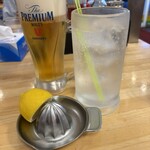 ぎょうざの満洲 - 生ビール中ジョッキと、生搾りレモンサワー