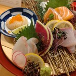 博多炉端 つまむ。 春吉店 - 刺身盛り合わせ3種