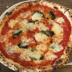 ピッツァ エ スヴァーゴ ディ プラウス - ◆マルゲリータ
      　トマトソース•モッツァレラ•バジル
      　¥1,500（税込）