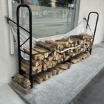 ピッツァ エ スヴァーゴ ディ プラウス - 薪（ナラの木）