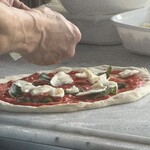 ピッツァ エ スヴァーゴ ディ プラウス - ピザ作成中