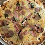 ピッツァ エ スヴァーゴ ディ プラウス - ◆マチュライオ お肉たくさんのピッツァ
      　モッツァレラ•ハム•サラミ•バジル
      　サルシッチャ（ハーブソーセージ）
      　プラックペッパー
      　¥2,000（税込）