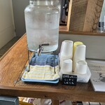 ピッツァ エ スヴァーゴ ディ プラウス - セルフの水