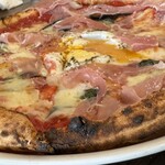 ピッツァ エ スヴァーゴ ディ プラウス - ◆月見マルゲリータ（ビスマルク ロッソ）
      　トマトソース•モッツァレ•バジル•半熟卵
      　ブラックペッパー•生ハム
      　¥2,200（税込）