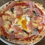 ピッツァ エ スヴァーゴ ディ プラウス - ◆月見マルゲリータ（ビスマルク ロッソ）
      　トマトソース•モッツァレ•バジル•半熟卵
      　ブラックペッパー•生ハム
      　¥2,200（税込）