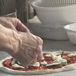 ピッツァ エ スヴァーゴ ディ プラウス - ピザ作成中