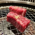 杏樹亭 岸根店 - 「本日の赤身ステーキわさび醤油（税抜￥1,980）」を焼いているところ…