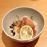 すしやのたい悟 - おまかせおつまみ① 貝刺し（酢の物）盛り合わせ。つぶ貝・赤貝・帆立。土佐酢ゼリーと薬味の茗荷も良いアクセントです。
