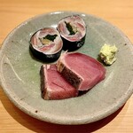 すしやのたい悟 - おまかせおつまみ③ メジマグロ藁焼きとたい悟の鉄板、鰯の磯辺巻き✩.*˚
