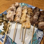 浜屋 - 串焼き（つぶ貝串、げそ串、豚バラ串、マグロ串）