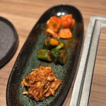 東京焼肉 黒木 - キムチ盛り合わせ