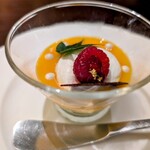 夢泉景別荘 天原 - 淡路島ミルクのマンゴープリンと抹茶のムース　-ココナッツソース-