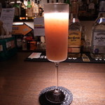 SHOTBAR Q's CASUAL - 桃のベリーニ